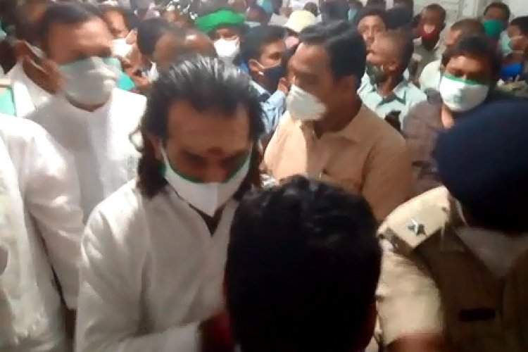 राजद के विधायक और पूर्व स्वास्थ्य मंत्री तेजप्रताप यादव ने कोविड अस्पताल का किया निरीक्षण, अस्पताल के स्टाफ ने जिंदाबाद के नारे लगाये ।