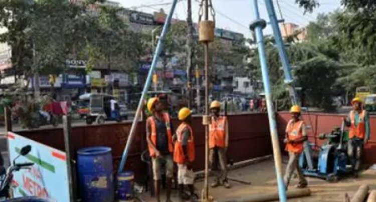 पटना  में  न्यू आईएसबीटी से मलाही पकड़ी में चल रहा  मेट्रो का काम