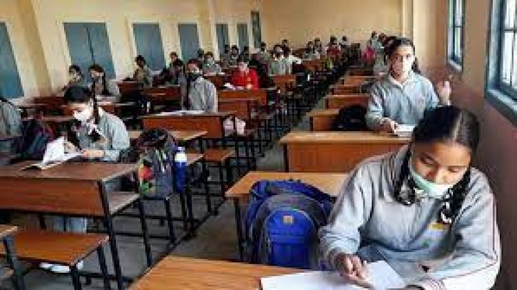 महाराष्ट्र में फिर बंद हो सकते हैं स्कूल, शिक्षा मंत्री बोलीं- ओमीक्रॉन के मामले बढ़े तो लेंगे फैसला