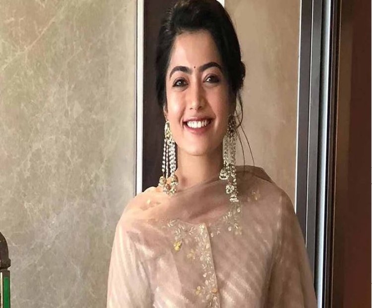 सोशल मीडिया पर वायरल हो रहा वीडियो  एक अवॉर्ड शो पर स्टेज पर पुष्पा के सामी-सामी  सॉन्ग पर लगाए ठुमके ,रश्मिका मंदाना ने सलमान के साथ किया डांस... 