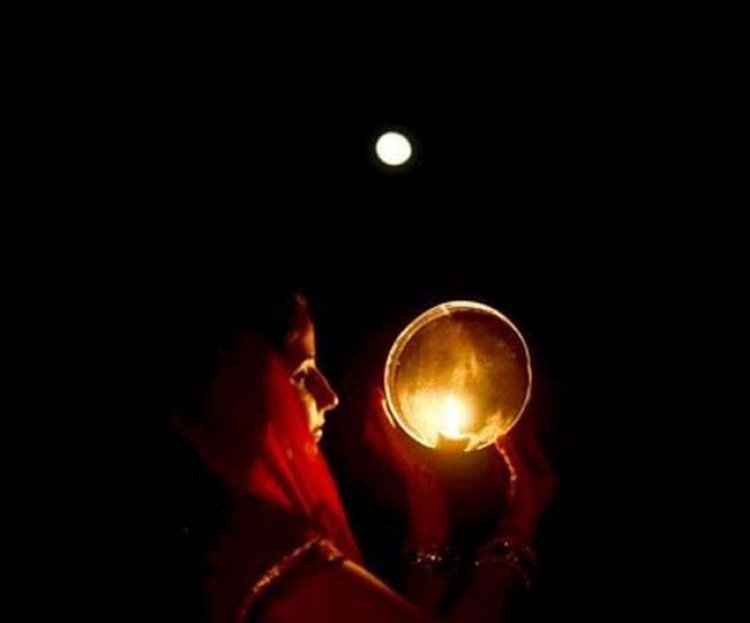 13 अक्टूबर को करवा चौथ,कब होगा चांद का दीदार,  जाने क्‍या है पूजा का शुभ मुहूर्त और पूजन विधि...