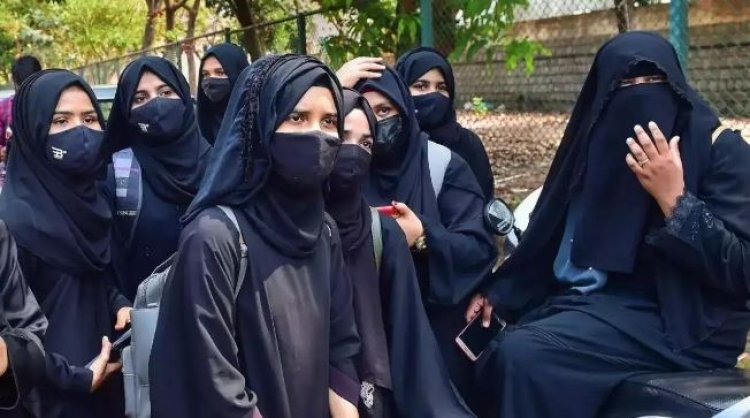 सुप्रीम कोर्ट आज सुनाएगी  हिजाब मामले पर फैसला अब कुछ हे देर में ,  ये मामला कर्नाटक के स्कूल-कॉलेज में ड्रेस कोड के पालन से जुड़ा मामला है...